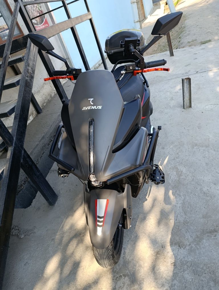 Skuter moto Yangicha dizayin va binzin bilan yuradi