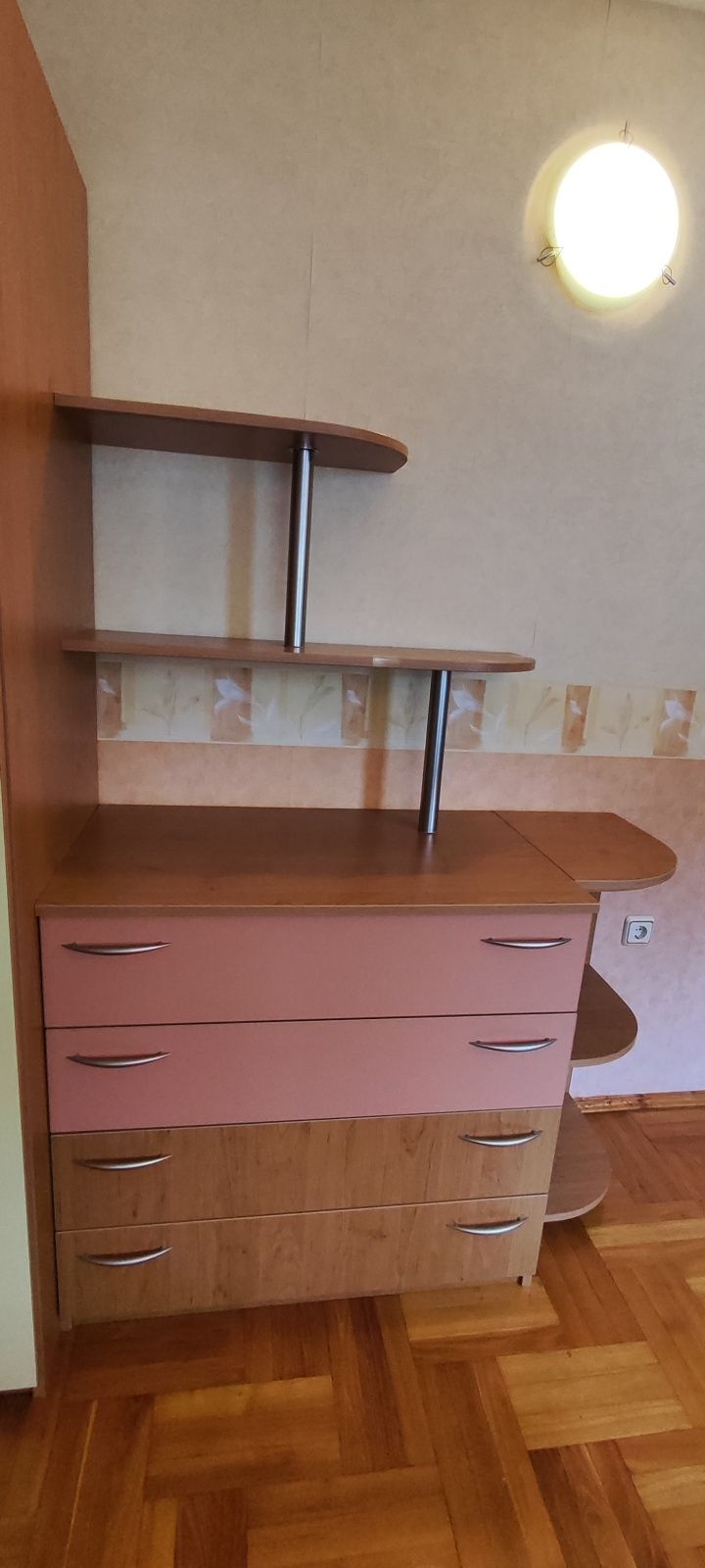 Скрин с четири чекмаджета и два рафта. .