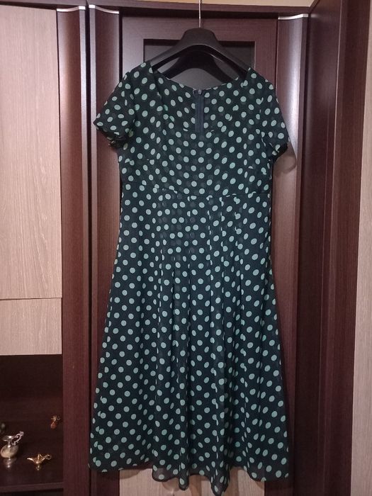 Rochie din mătase achiziționată cu 250 lei.