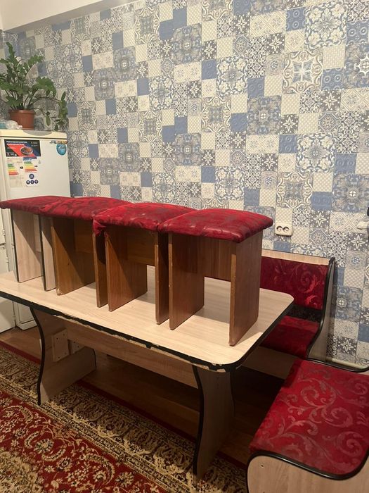 Продается стол и стулья