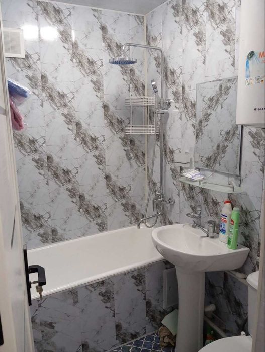 Фрунзиский 4 мактаб 2 хонали квартира ижарага берилади.ID: 1476