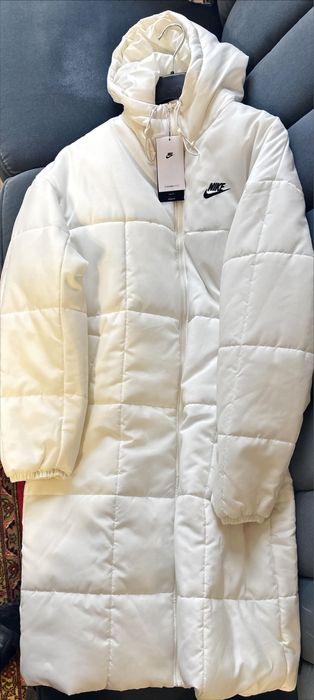 Vand jacheta de iarna Nike, nouă