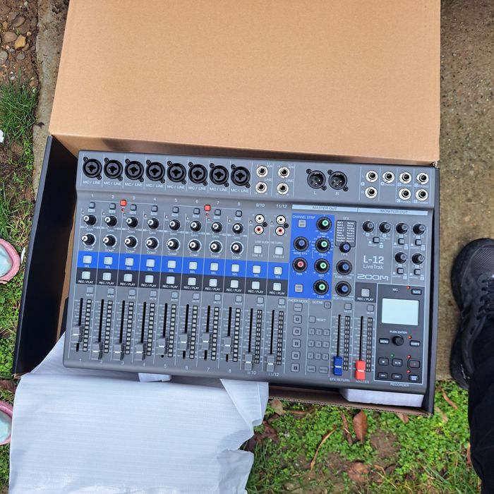 Vând statie Mixer LiveTrak L-12