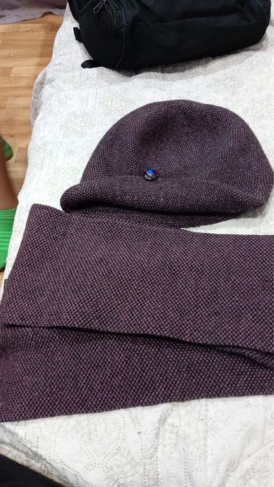 Продается б/у шапка с шарфом.Россия.