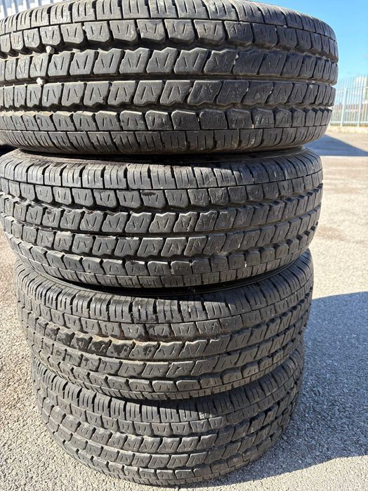 Продавам бусови гуми 225 70 15С Сумитомо