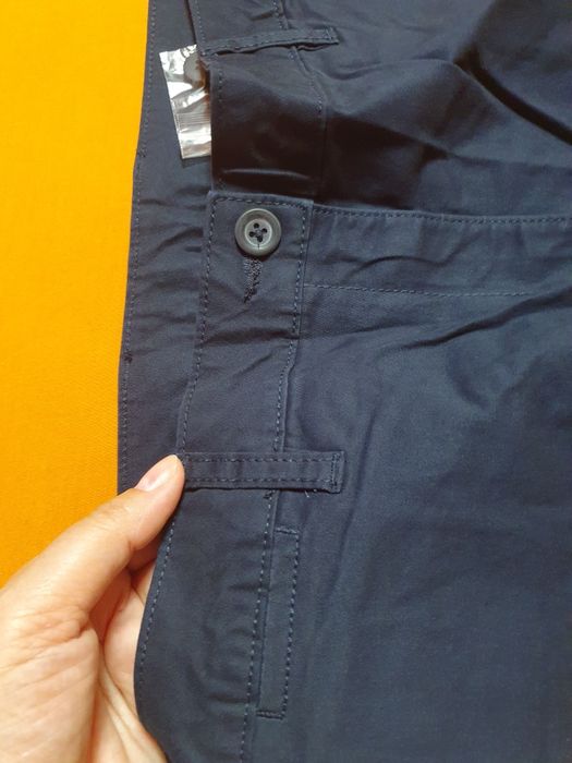 Pantaloni bleumarin, nou-nouți