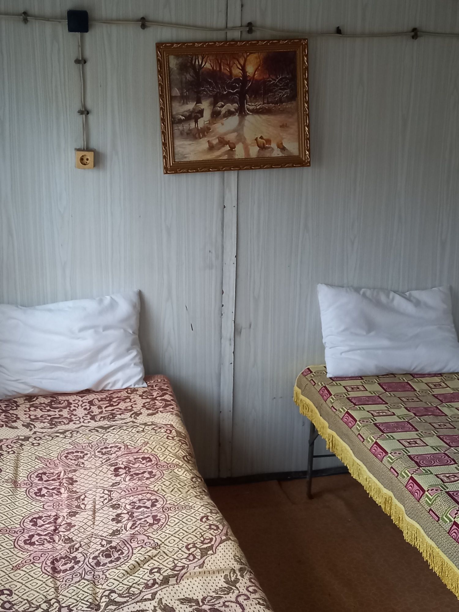 Парцел с фургон за живеене !!! На асфалтиран път,в централната част .