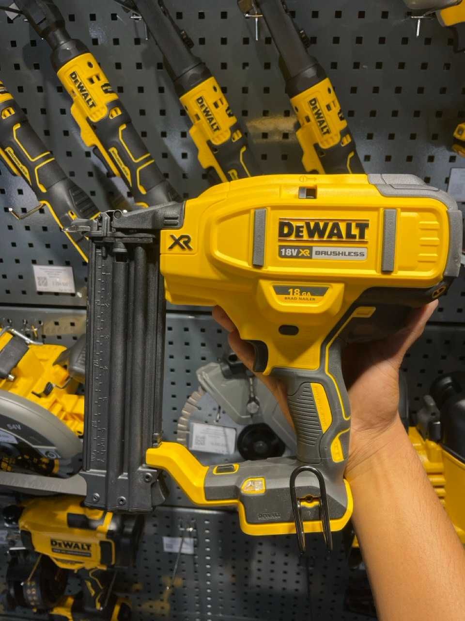 Гвоздезабивной пистолет DeWalt DCN680NT