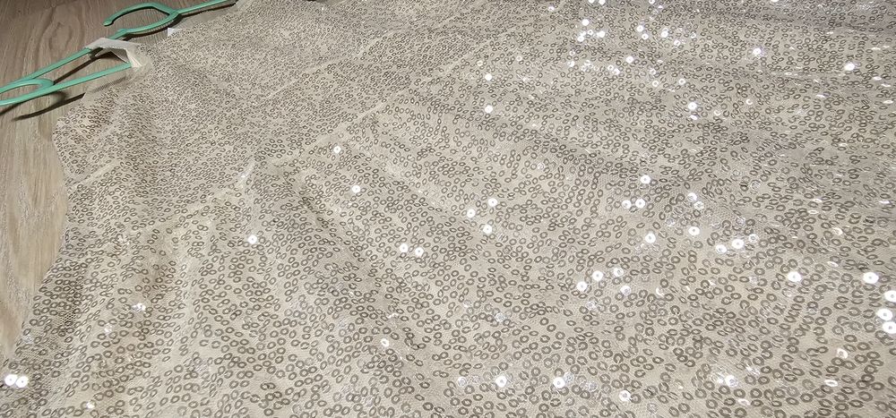 Детска рокля с пайети за 4/5 год.