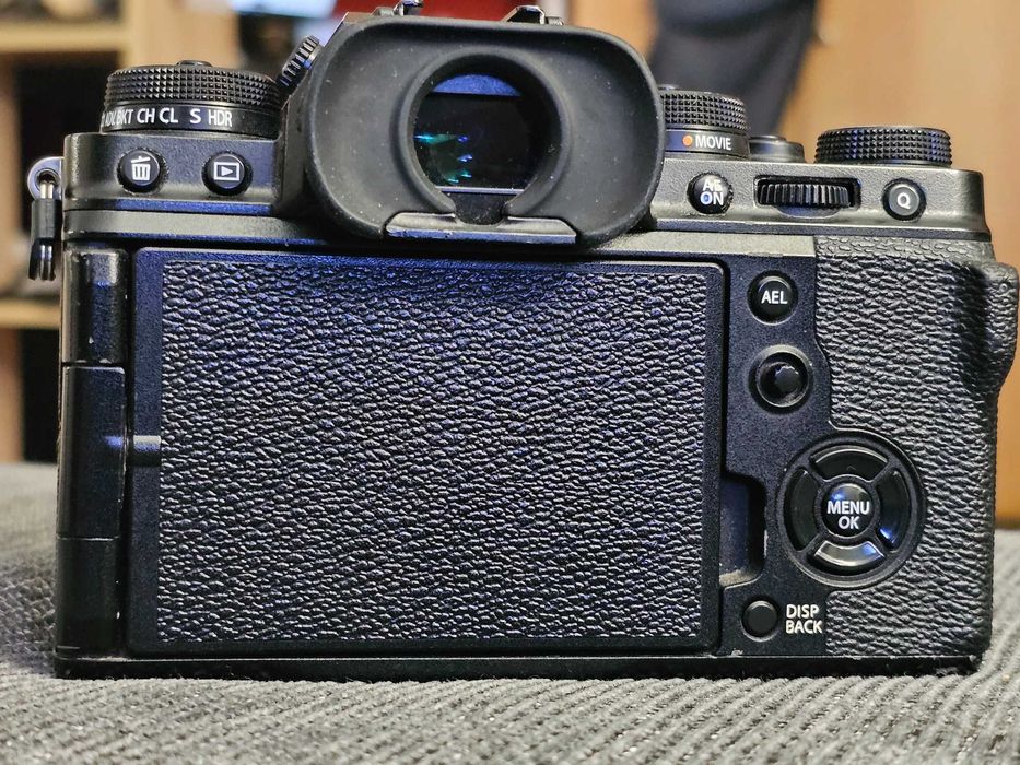 Fujifilm X-T4, 3 батерии, зарядно и 2 SD карти Самсунг