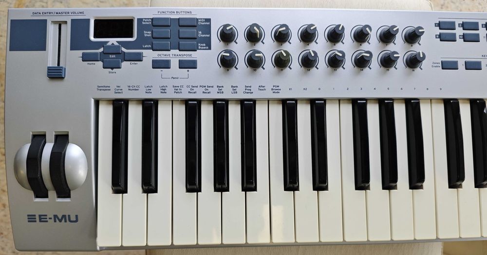 Продавам комплект: настолен компютър + монитор + MIDI клавиатура