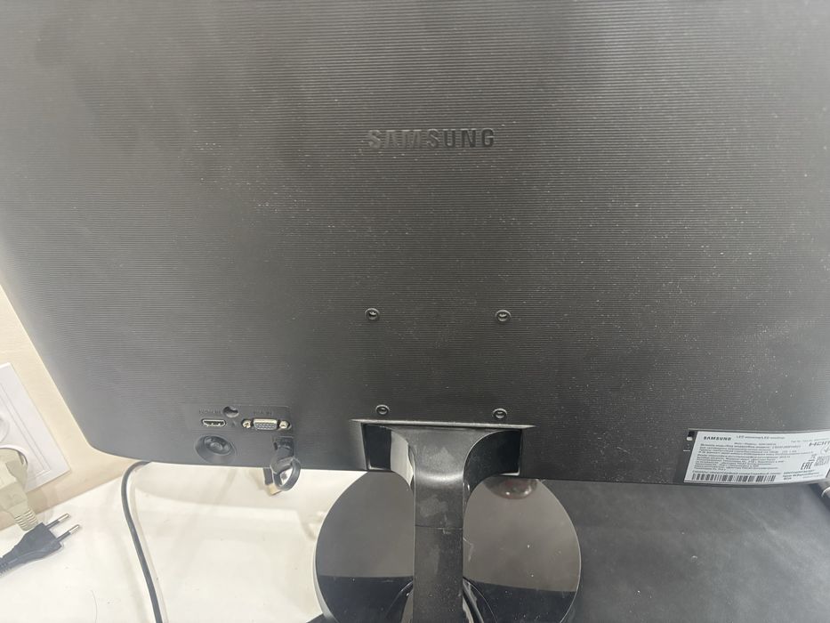 Samsung S24F350 – работает, но матрица разбита (на запчасти)