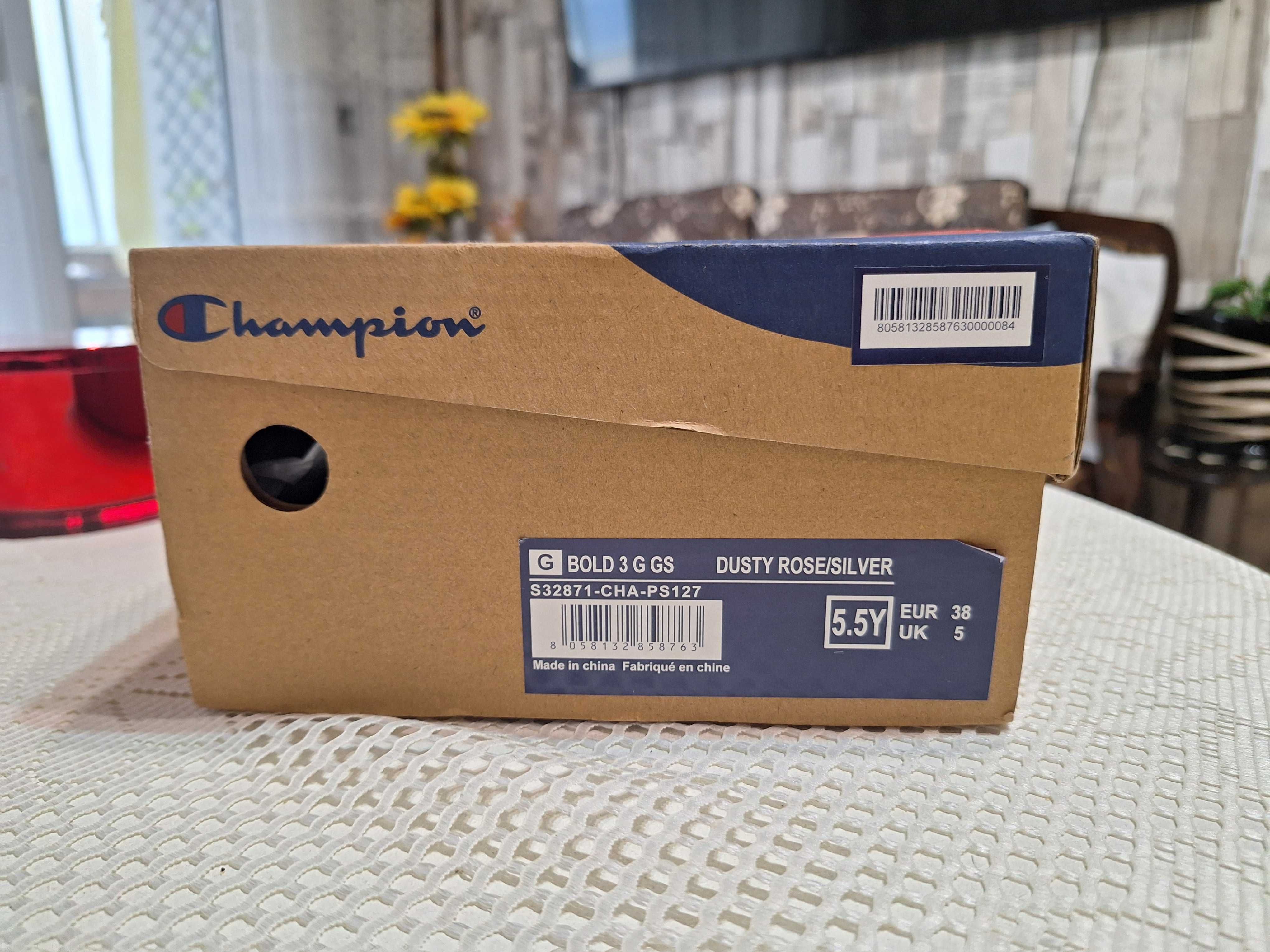 Сникърси на Champion