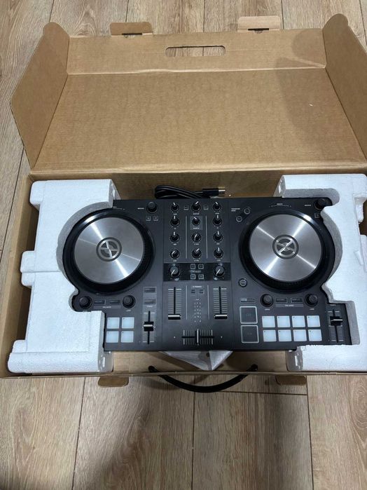 Native Instruments Traktor Kontrol S2 MK3 – ca nou, folosita putin