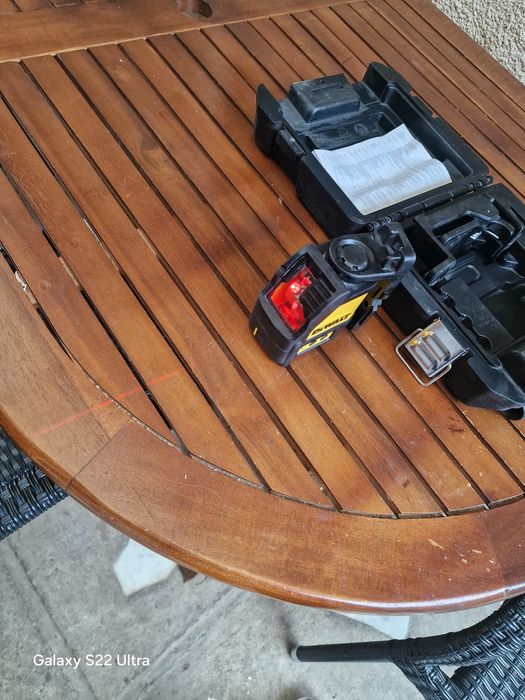 Laser dewalt cu lini