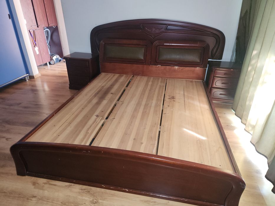 Vând pat cu noptiere