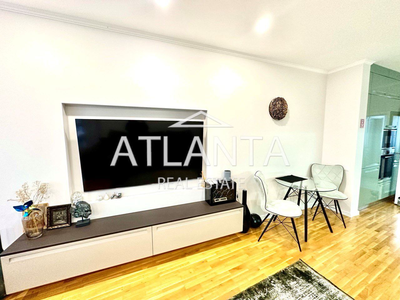 Продава се Двустаен апартамент в к.к. Св.Св. Константин и Елена - 104 кв.м за 2597 €/кв.м - Снимка #1