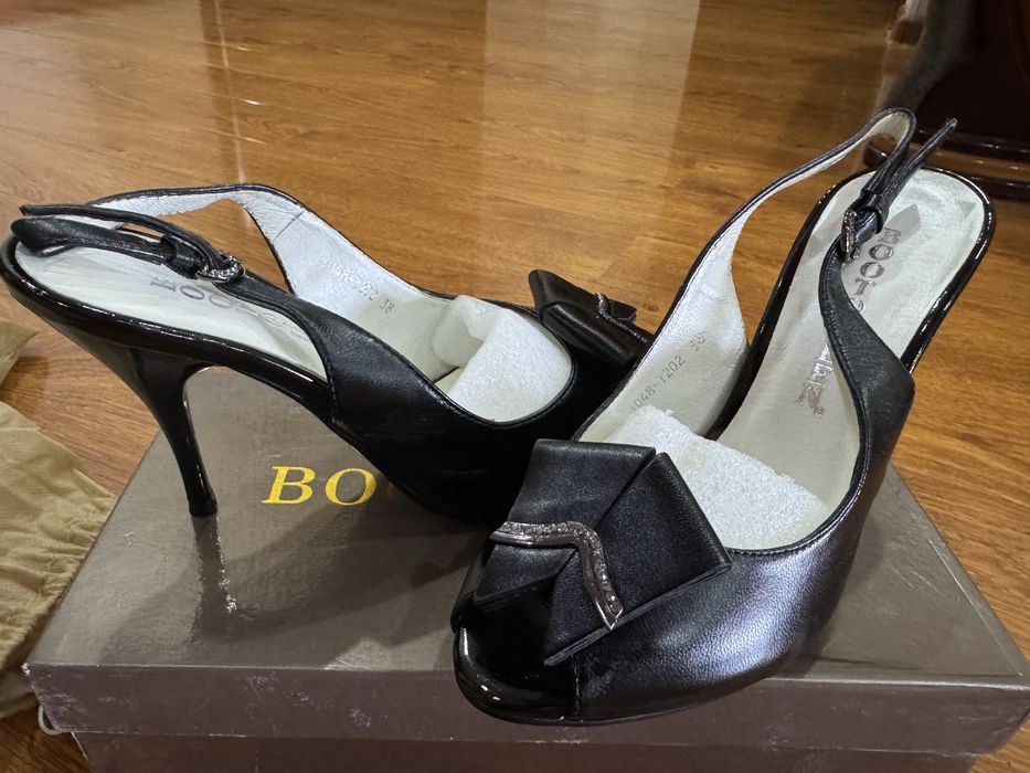 Босоножки черные с камнями