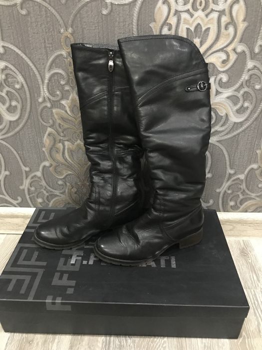 Продаю кожаные сапоги черные, мех цигейка