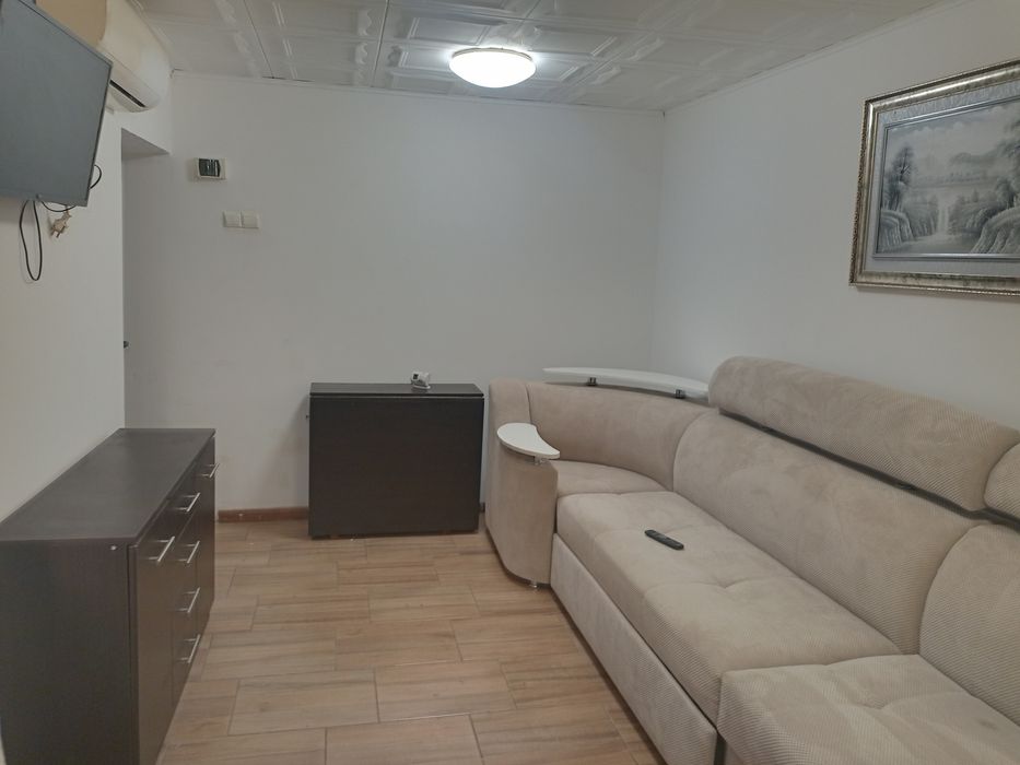 Închiriez cameră cu baie proprie și bucătărie