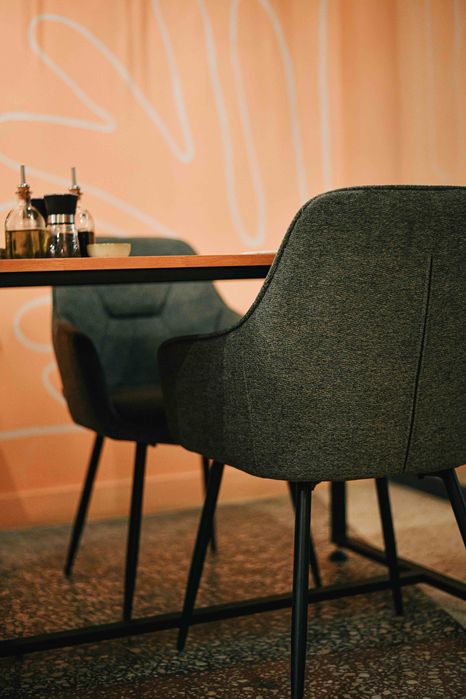 Продават се трапезни столове и маси