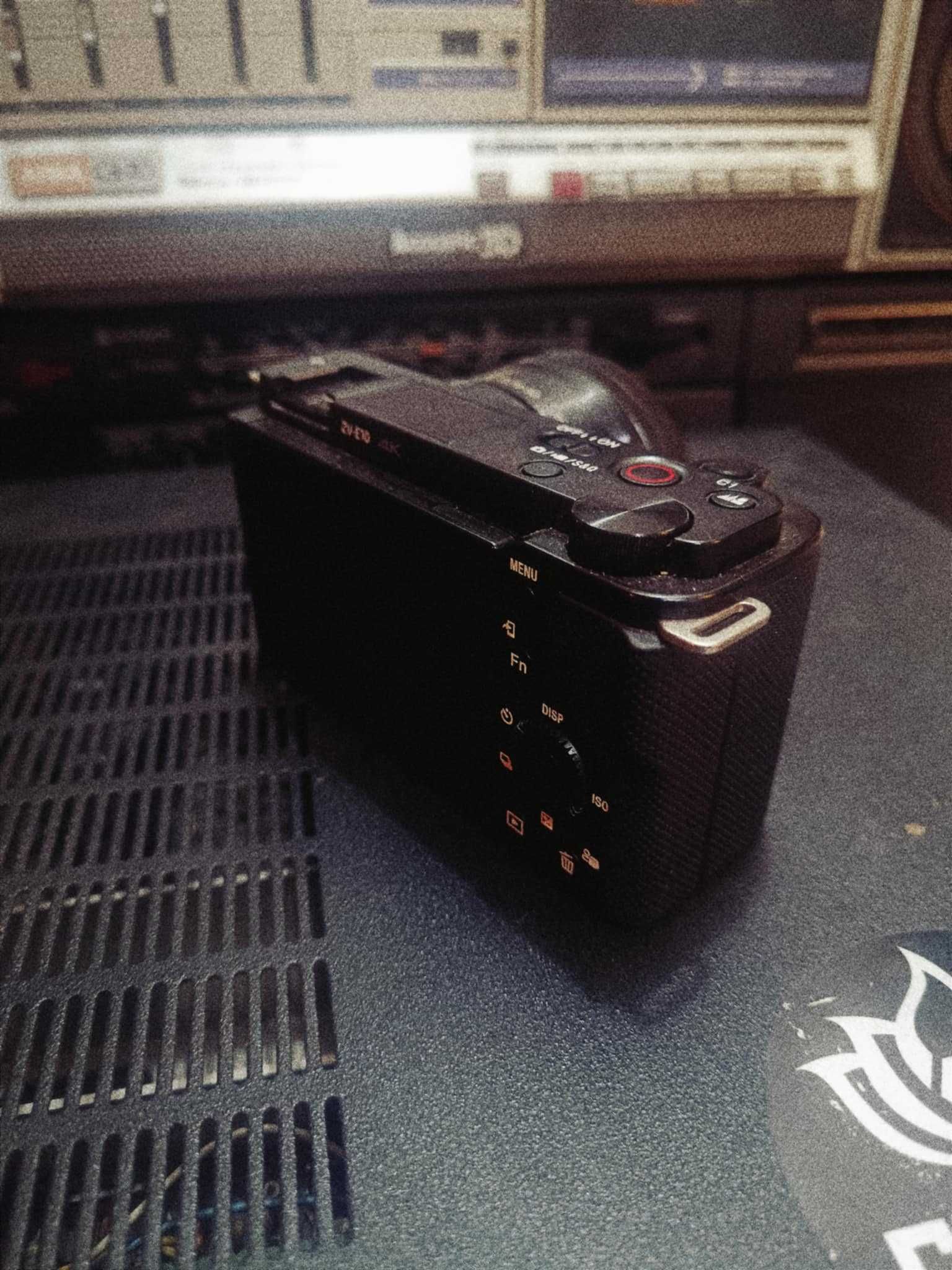 Продавам камера Sony ZV-E 10