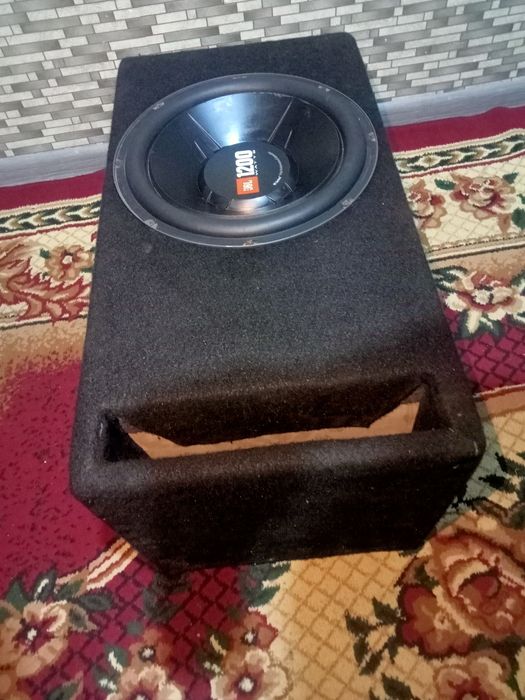 Продам сабвуфер JBL + ящик в хорошем состоянии.