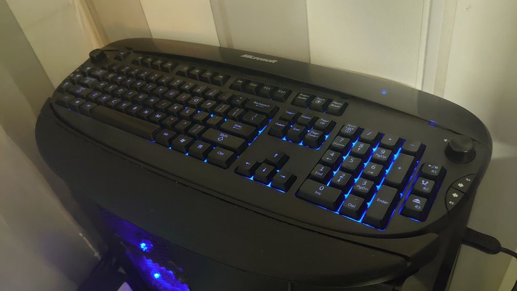Клавиатура Microsoft by Razer с подсветка синя