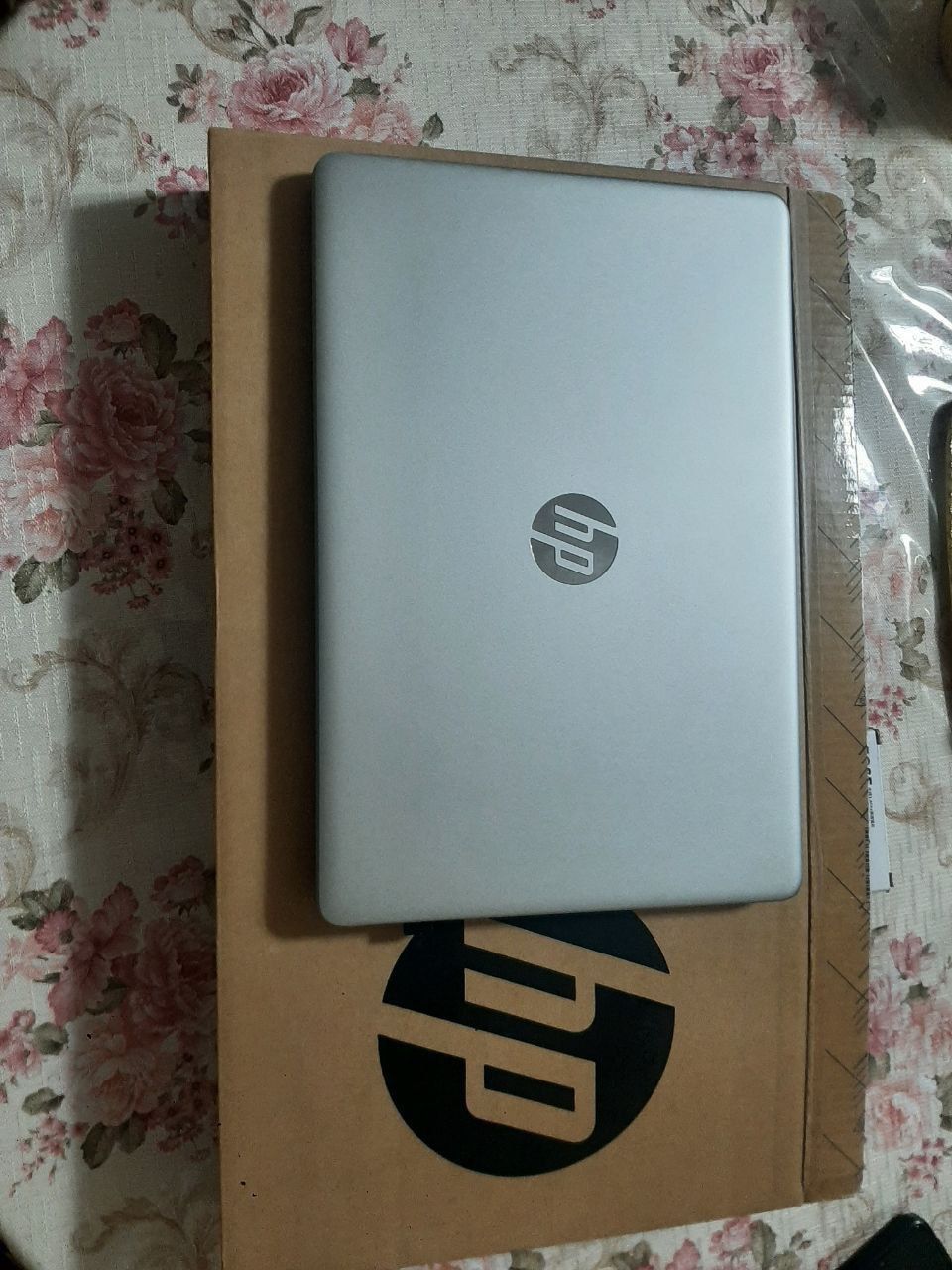 HP i 3 yengi qoʻshimcha sovgʻa sumkalari bilan hayrli