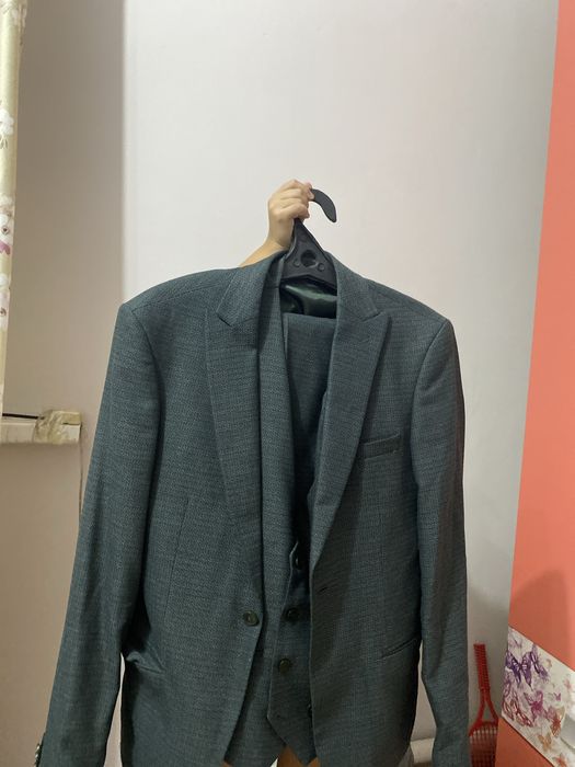 Костюмы мужские красный и зеленый