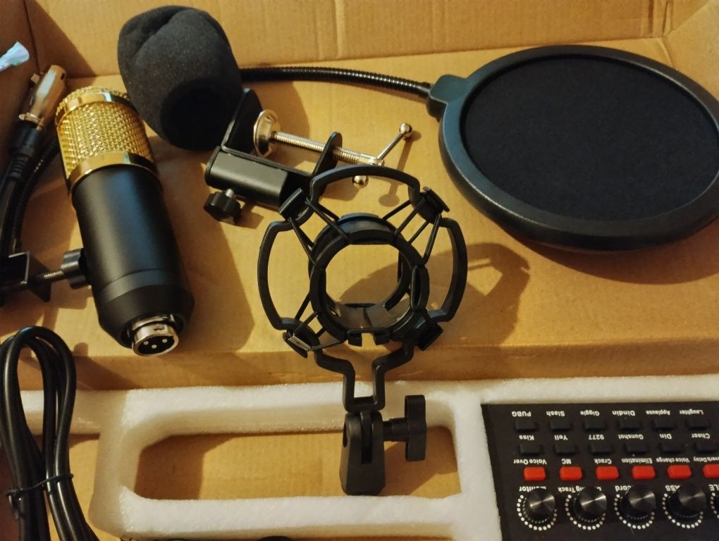 Kit podcast live cu mixer, microfon, protecții, cablu microfon