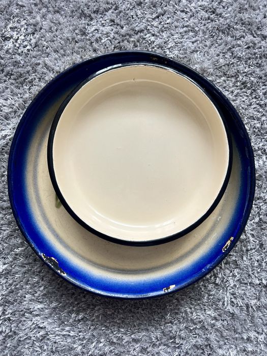 Две стари емайлирани тави