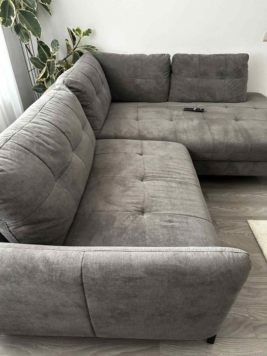 Canapea aproape noua