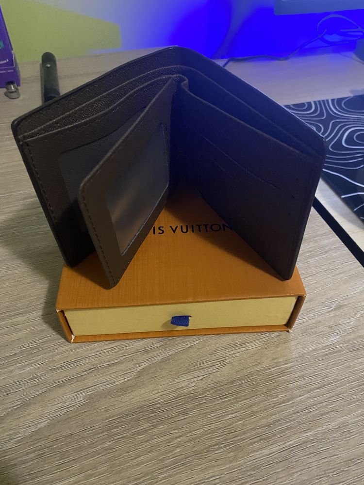 Мъжко портмоне Louis Vuitton.