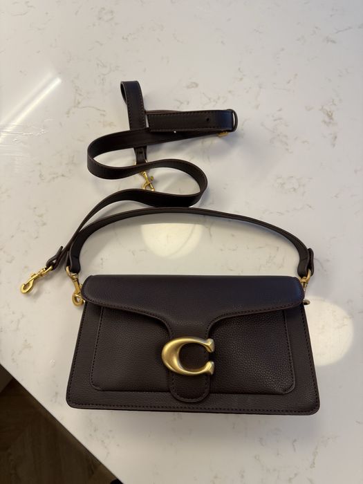 Актуална чанта по модел на Coach