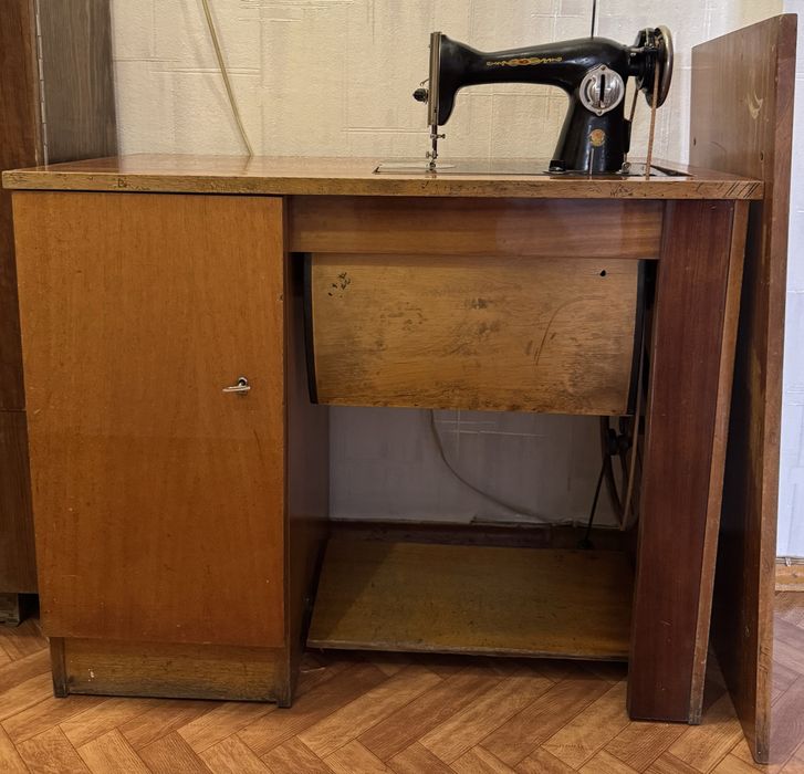 Продаю ножную швейную машину, 10000. Нужен небольшой ремонт