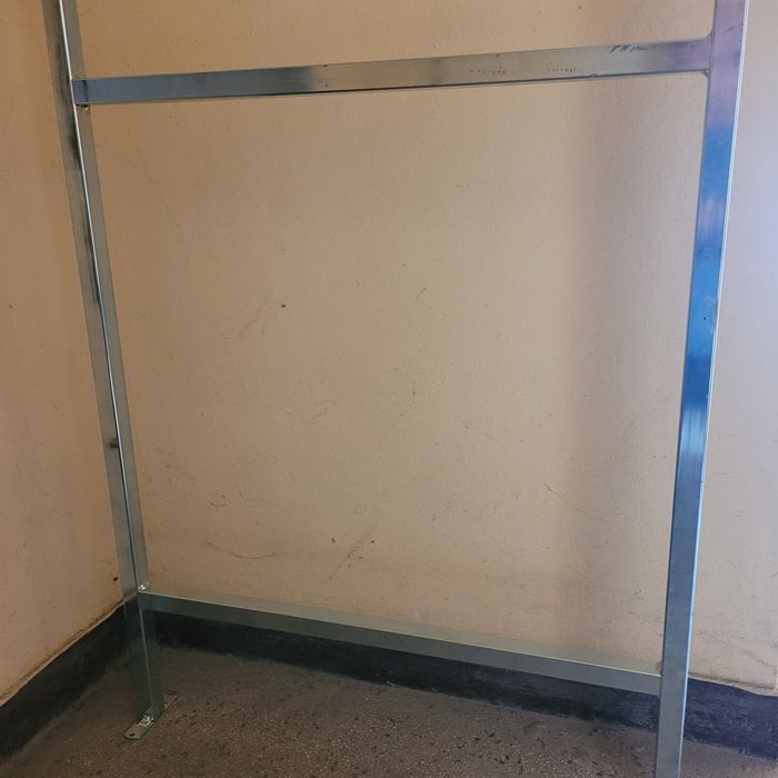 Иноксова метална рамка.