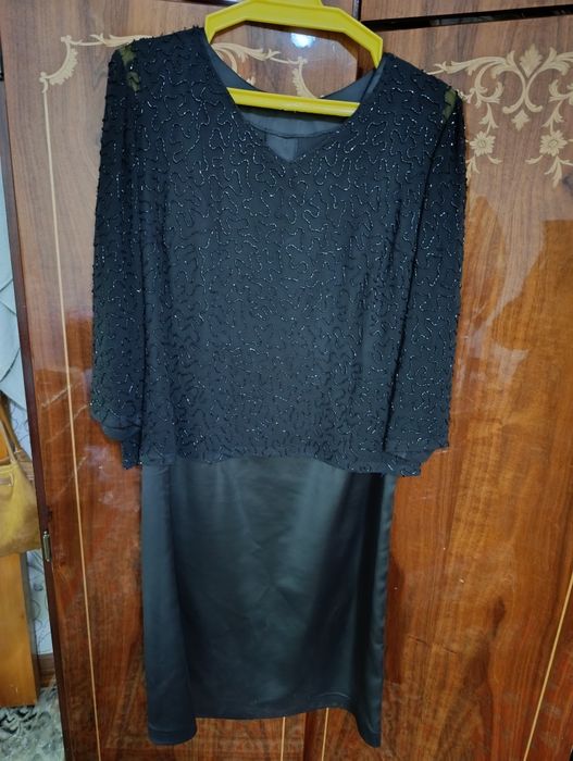 Платье атласное с накидом из бесера