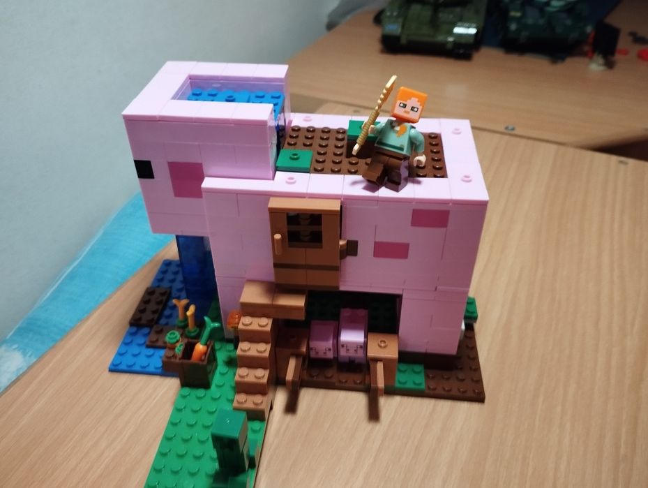 Конструктор LEGO Minecraft Дом-свинья 21170