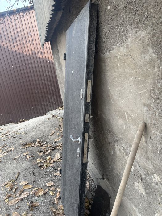 Продам входную металлическую дверь