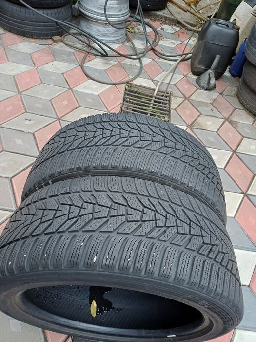 Vând 2 anvelope de iarna 235 45 r18 HANKOOK foarte bune