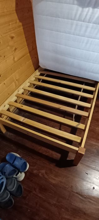 Pat o persoana lemn, cu saltea