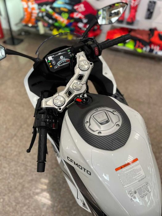 Motocicleta sport incepatori, CFMOTO 300SR ABS