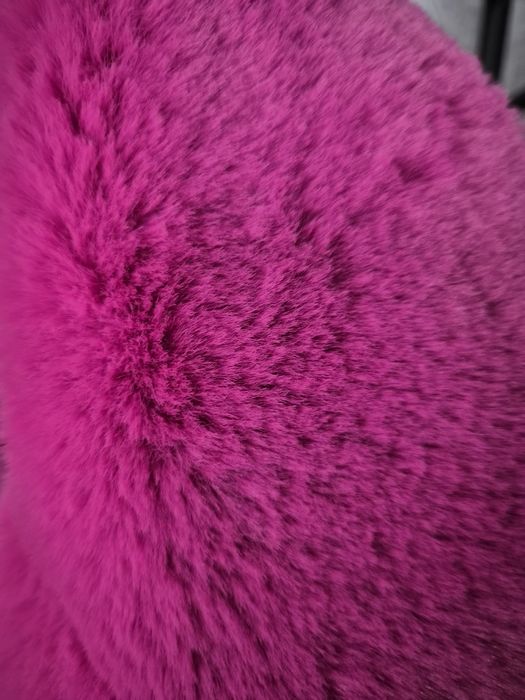 Дамско плюшено палто в ярко розов цвят
A sleek editorial portrait in a