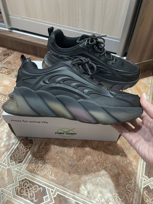 Кроссовки  новые 40 размер