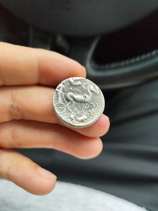 Vând moneda făcută cadou