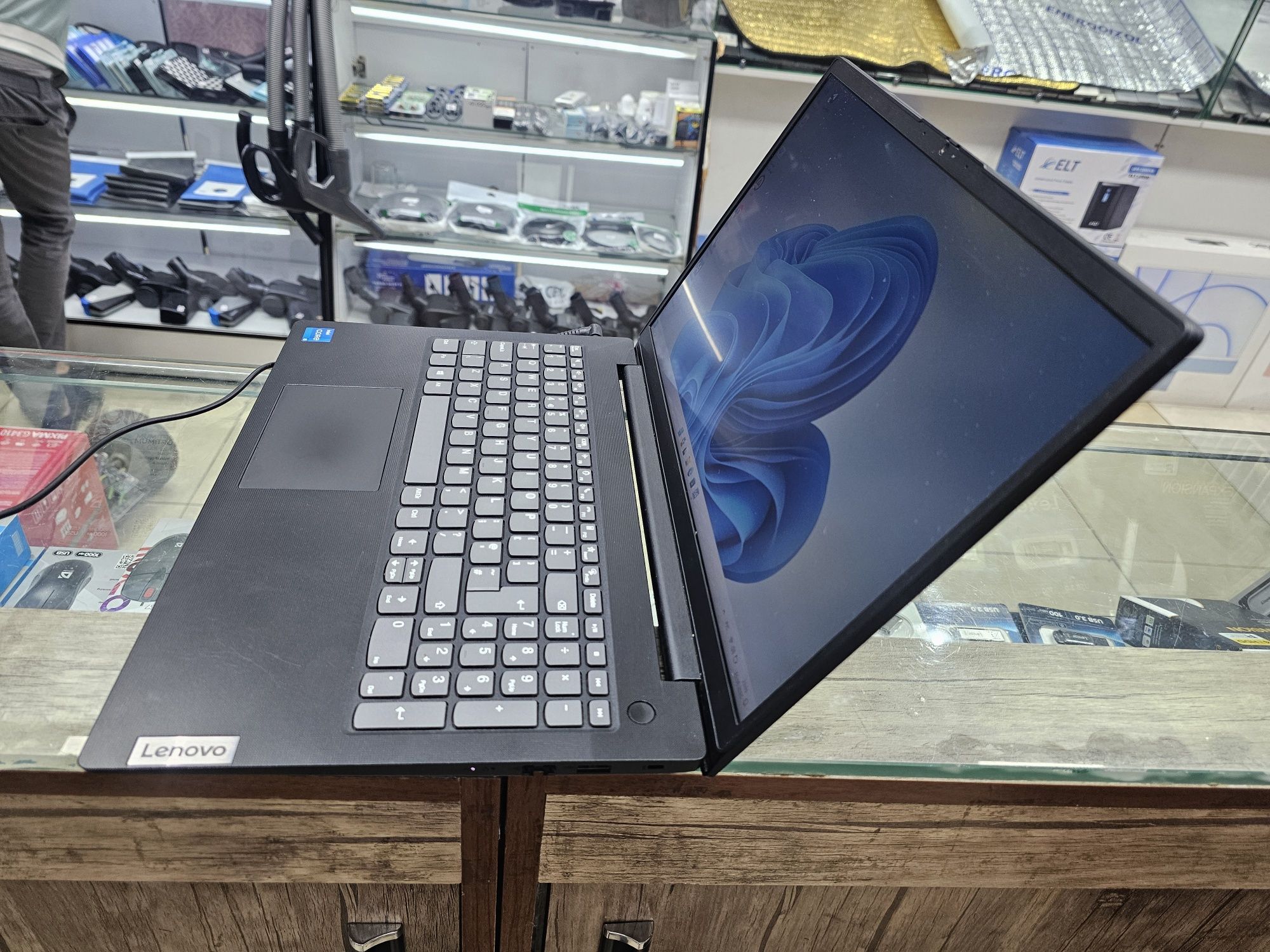Ноутбук Lenovo V15 Core i5 11-поколения!