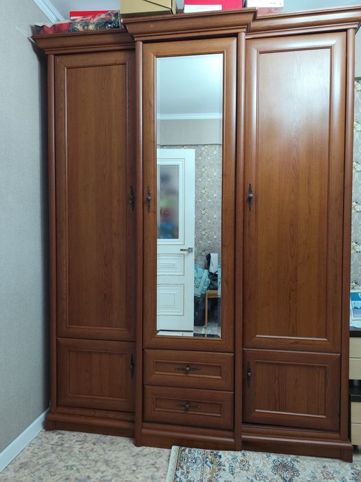 Шкаф деревянный 1.66*2.2