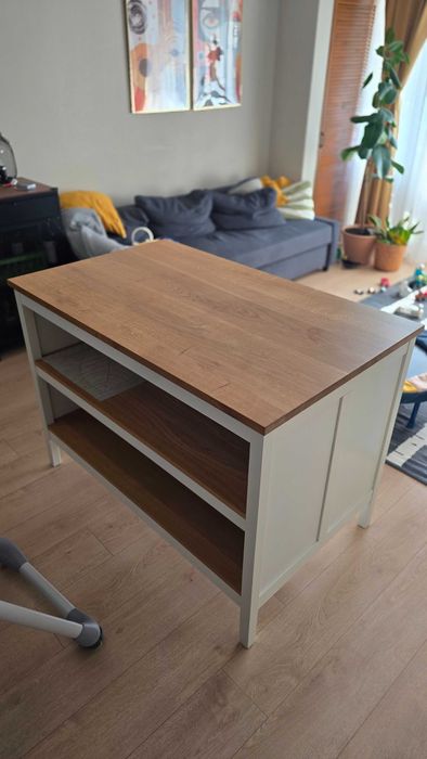 Insula bucatarie IKEA cu 2 scaune inalte