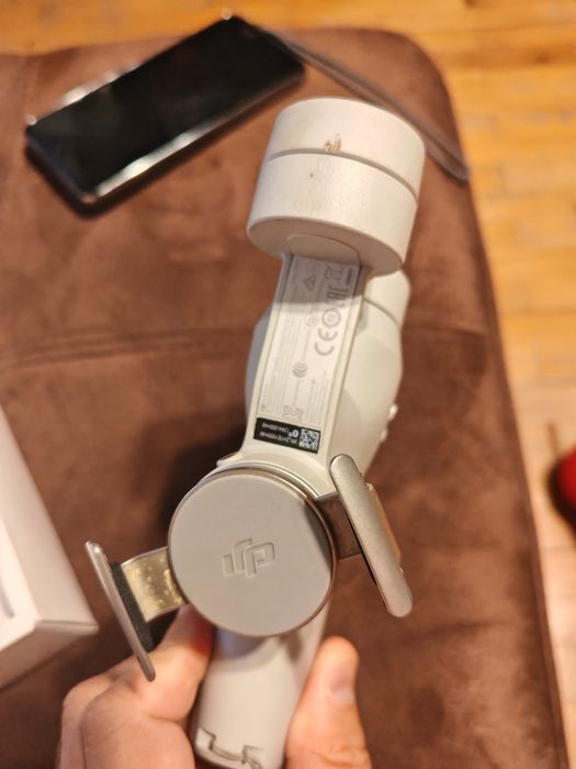 Продавам DJI Osmo mobile 4 с допълнителен магнитен захват